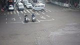 面包车路口“炫技漂移” 与对向车辆“贴脸”而过 司机：车坏了