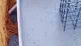 水泥漏了，是木工支模没支好