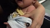 小宝宝来打预防针，这表情看起来很委屈，好让人心疼啊