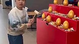小伙子砸金蛋，桌子都砸坏了
