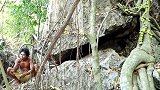 青野果蘸辣酱，它不酸吗？荒野哥却吃得贼带劲