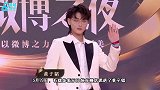 黄子韬抽烟被拍，吞云吐雾十分享受，此前曾在禁烟区抽烟
