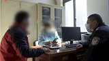 江苏南通：女子屋里打电话，丈夫一听不对劲立马报警