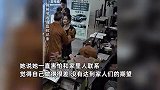 女子过年相亲与家人大吵后离家，父亲驱车千里扮成玩偶熊送花，见面一句话泪目