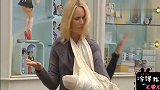 国外爆笑街头恶搞：路人帮受伤女子扎绷带，妹子伸出另外一只手