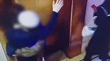 等电梯被强吻，男子吓得举双手“投降”～