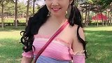 户外小姐姐笑容甜美，绑着减龄的双马尾辫，能看出多少岁么