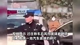 男子手持钉耙打砸过往车辆，还砸碎警车玻璃！最终被民警合力制服
