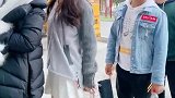 这是什么魔法，小妹妹她撞上了人群