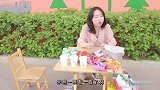 一杯饮料卖三块钱，小伙竟用瓶子装满，真是太划算了