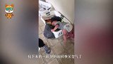 宝宝不听劝硬是要在家里乱翻，接下来的一幕，妈妈瞬间快笑岔气了