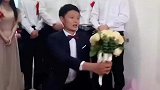 看来这位新郎，以前没少当伴郎呀