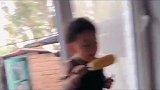 爸爸用生玉米套路两岁萌宝，没想到一眼就被宝宝给识破了