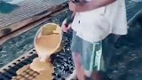 印度烤蛋糕出炉了，看到他们的制作方法之后，我瞬间没有了食欲！