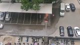 福建三明一辆电动汽车充电时冒烟爆炸 车门被炸飞