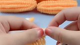 手工艺品玉米粒制作过程很简单，只需捏出外形轮廓即可