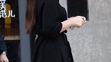 小姐姐是害羞了吗笑起来真的太甜了，走起路来也很有气质
