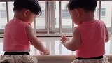 这俩双胞胎姐妹不爱走寻常路啊，咱也不敢说，也不敢问呢