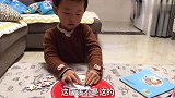 爸爸买的拼图宝宝玩了半天，拼图玩具还是挺能锻炼小孩子耐心的
