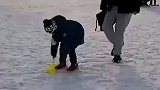 父亲偷偷整蛊玩雪的儿子，小朋友气急败坏地喊臭爸爸
