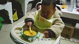 爸爸让1岁宝宝自己吃饭，小家伙越吃越委屈，被教训后摔勺子抗议
