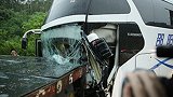 大巴掉头与拖车碰撞致7伤 司机下车穿越高速被碾死