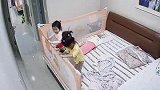 监控下的搞笑一幕，这就是妈妈的统治力，太管用了