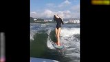 长腿美女冲浪技术一流 各种姿势切换灵活