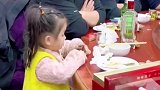 萌娃想喝饮料被阻止，是一口也没下去
