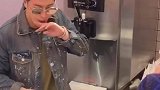 潘玮柏冰淇淋店现场写歌，被自己的一个动作蠢哭，老板都手足无措