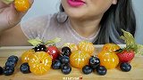 美女试吃新鲜水果糖葫芦
