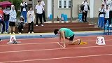高三男生光脚跑200米预赛第一名引全场尖叫