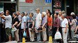 为什么有很多老人，每个月定期去银行排队取钱？看完恍然大悟