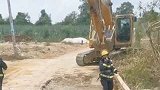 广西崇左：消防车路遇挖掘机：快让让，你“兄弟”着火了