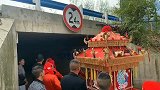 搞笑视频迎亲路上遇到限高让新郎防不胜防啊，这下又得耽误行程了