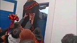 亲朋好友合力把新郎从窗户塞进婚房