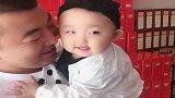 爸爸带宝宝玩举高高，父女俩真腻歪啊，这一幕太温馨了！