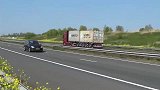 高速公路上的沃尔沃卡车，行驶的速度太快了