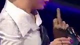 霉霉获最佳艺人奖 台上小酌一杯