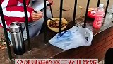 父母冒雨给高三女儿送饭，隔着栅栏守护着女儿