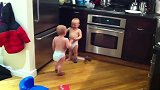 双胞胎小哥俩在厨房聊天，满口流利的火星语，一问一答越聊越开心