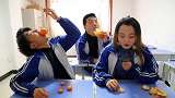班级吃橘子大赛，二浪吃的小橘子为什么会让他获得冠军？真逗！