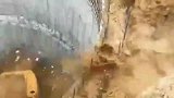 司机在下面挖掘，上面泥土毫无征兆的塌陷，太危险了！
