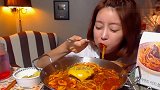 韩国妹子吃肉丸意大利面，直接用大锅吃，这吃法很过瘾