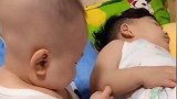 哥哥在睡觉，弟弟非要去把哥哥弄醒，妈妈一脸的无奈！