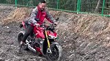 男子开杜卡迪街霸，居然去田里耕地