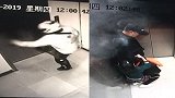 外卖小哥一脚踹停电梯 爷孙俩吓得抱一起
