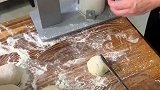 男子在家做包子，3个步骤轻松完成