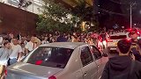 大批球迷聚集在酒店外等候梅西