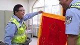 一面印着 “你相信光吗？不！我相信人民警察” 的奥特曼锦旗送到民警手中，硬汉秒变 “显眼包”